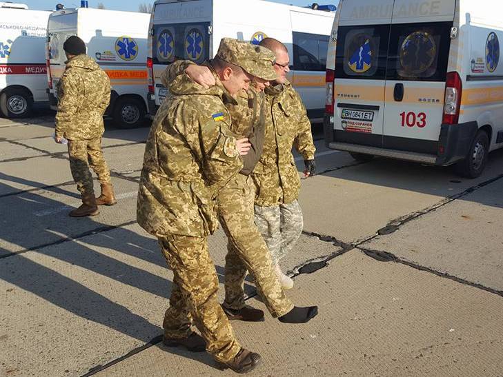 До Одеси прибув борт з пораненими бійцями АТО (ФОТО) - фото 4