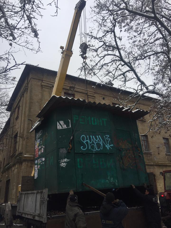 Перед приїздом Порошенко біля миколаївської "сухомлинки" демонтували "подзвонишки