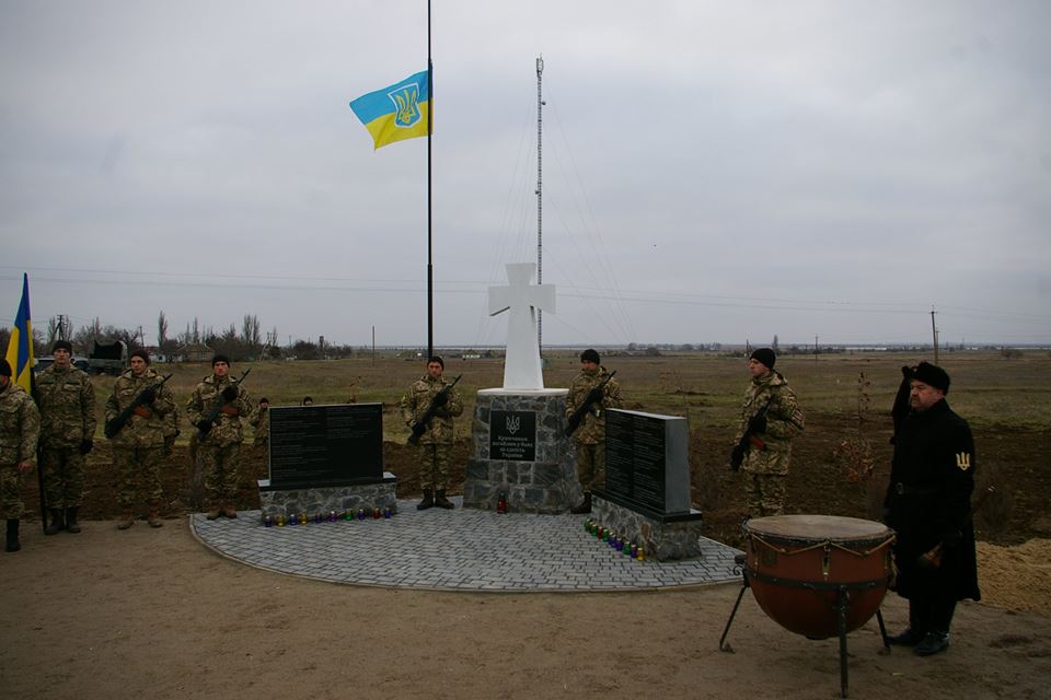 На Херсонщині відкрили пам'ятник кримчанам, які загинули на Донбасі - фото 1