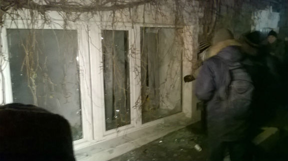 Націоналісти вщент побили вікна в офісі Медведчука  - фото 2