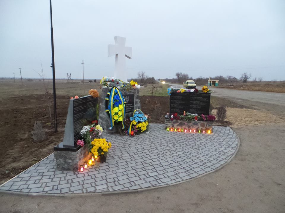 На Херсонщині відкрили пам'ятник кримчанам, які загинули на Донбасі - фото 4