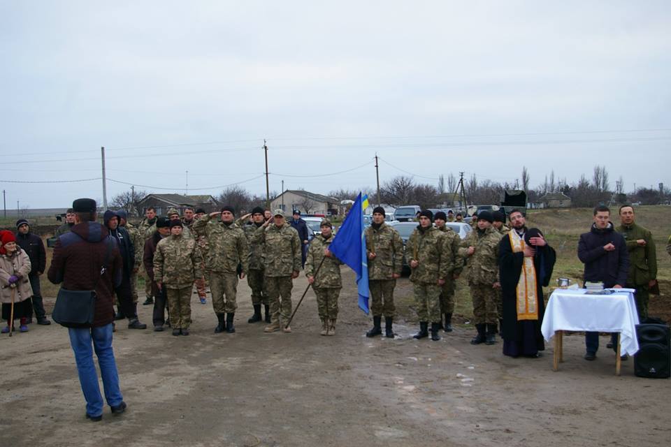 На Херсонщині відкрили пам'ятник кримчанам, які загинули на Донбасі - фото 2