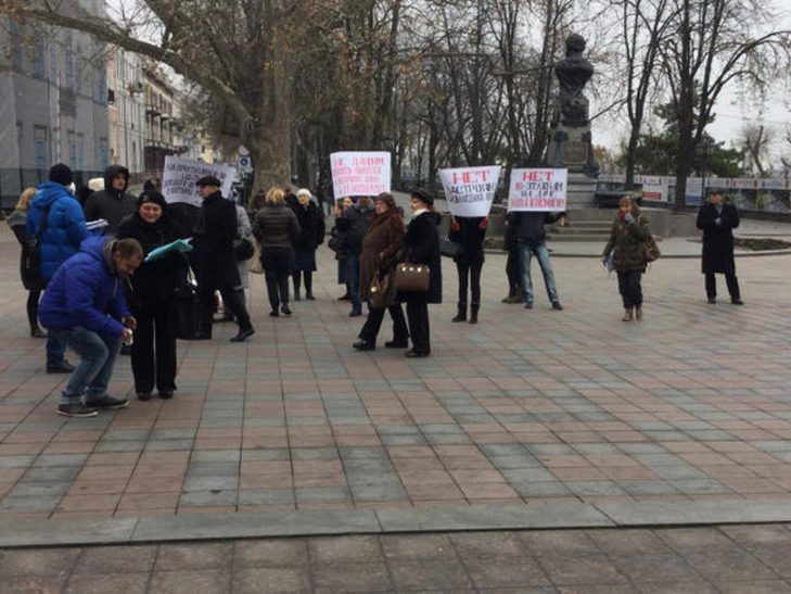 Під міськрадою Одеси мітингують проти будівництва у парковій зоні - фото 1