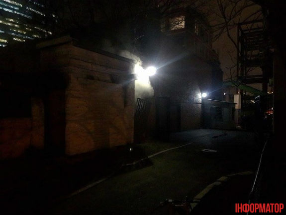 Пів-Києва може залишитись без світла: Палає підземний електроколектор - фото 1