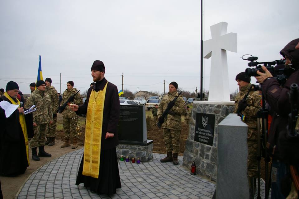 На Херсонщині відкрили пам'ятник кримчанам, які загинули на Донбасі - фото 3