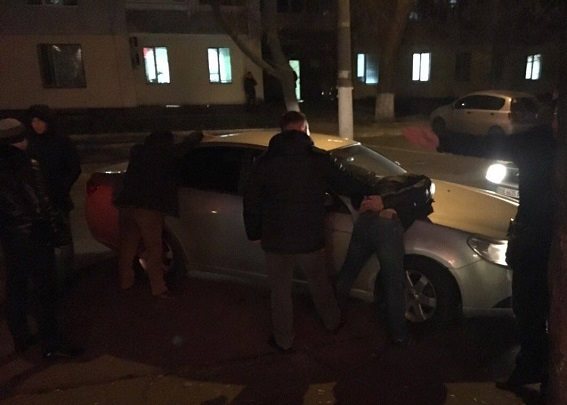 У Миколаєві азербайджанець намагався підкупити 20 тис. доларів поліцію