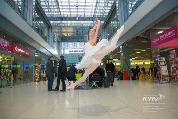 Як у столичному аеропорту балерина танцювала - фото 1