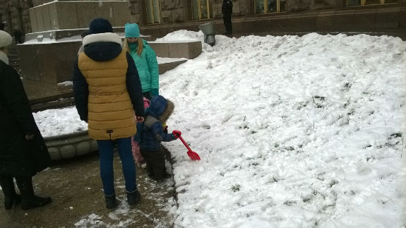 Як малюки граються у снігу під столичною мерією - фото 3