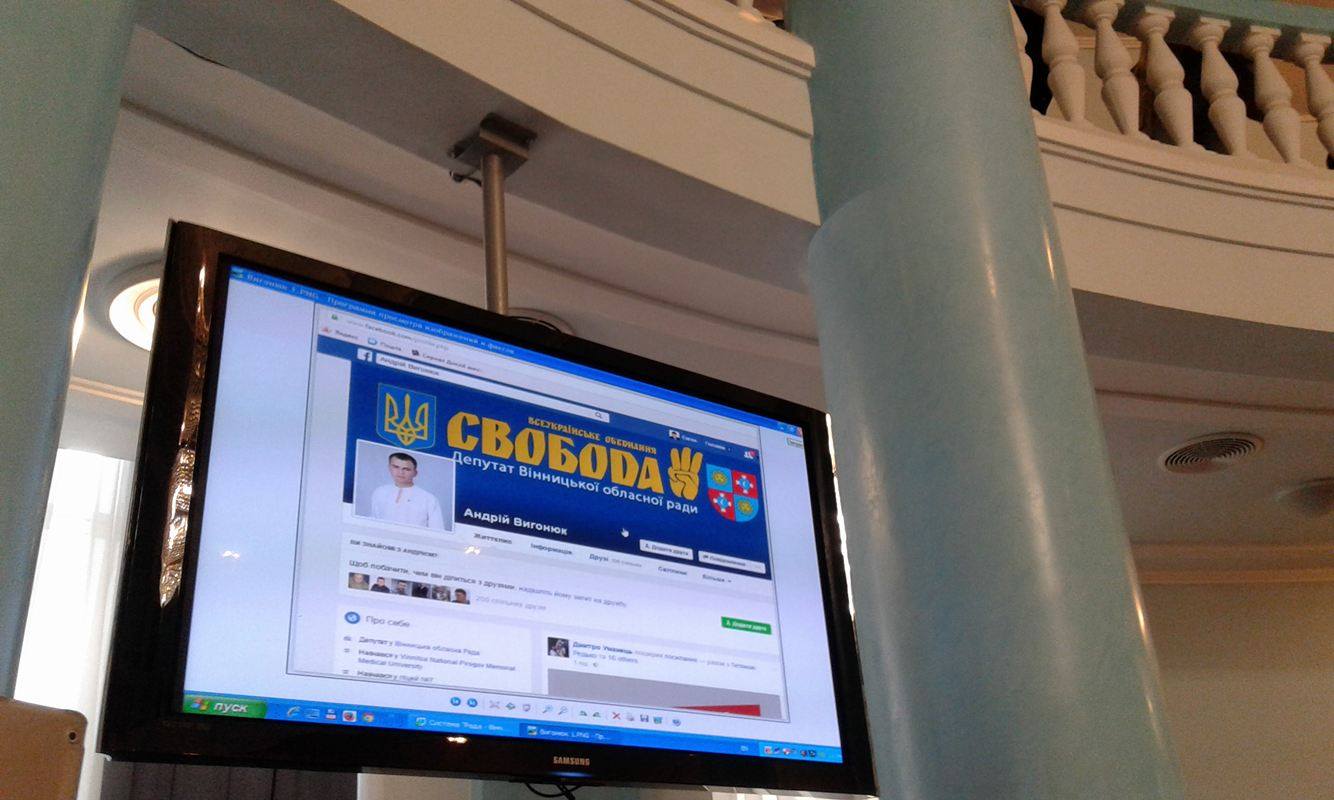 Депутат Віницької облради під час сесії подарував своєму колезі-"свободівцю" батона - фото 2