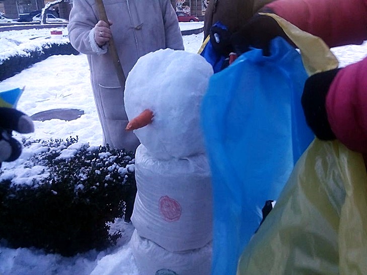 У Кропивницькому на центральній площі волонтери зліпили сніговика-укропа - фото 2