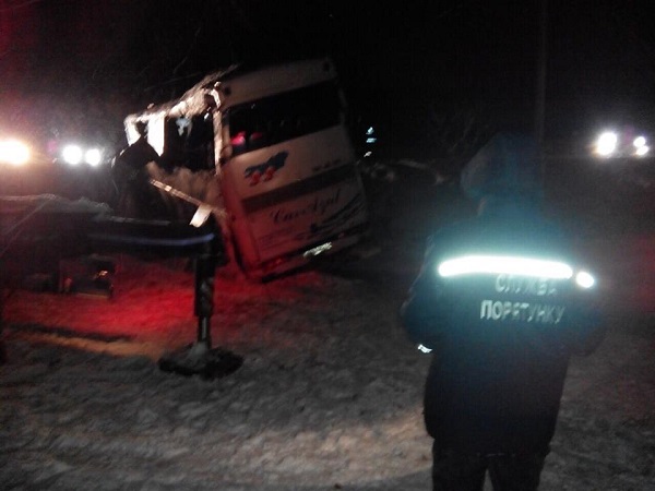 Як поблизу Дніпра рятувальники краном піднімали автобус після страшної ДТП - фото 1