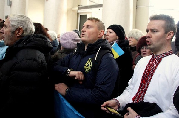 Сотні дніпрян заспівали на вокзалі гімн України і патріотичні пісні - фото 1
