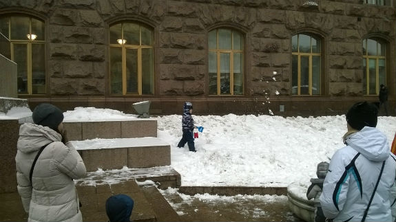 Як малюки граються у снігу під столичною мерією - фото 5