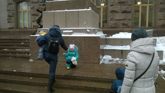 Як малюки граються у снігу під столичною мерією - фото 4