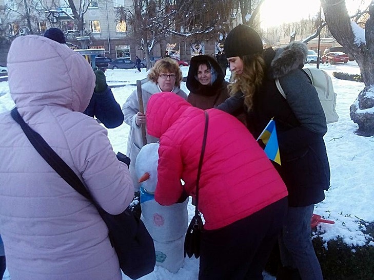 У Кропивницькому на центральній площі волонтери зліпили сніговика-укропа - фото 1