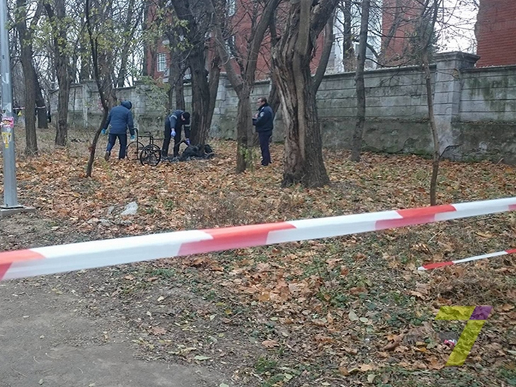 В центрі Одеси знайшли останки людини та інвалідний візок (ФОТО) - фото 2