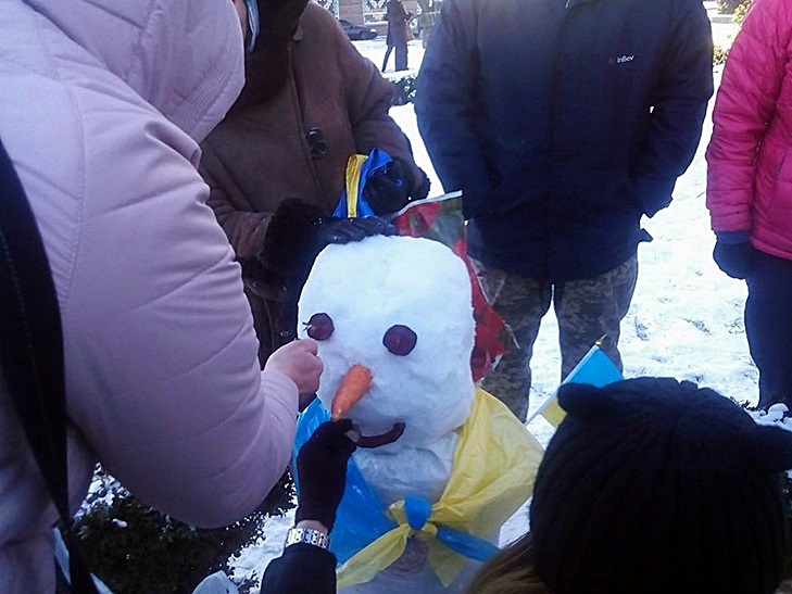У Кропивницькому на центральній площі волонтери зліпили сніговика-укропа - фото 3