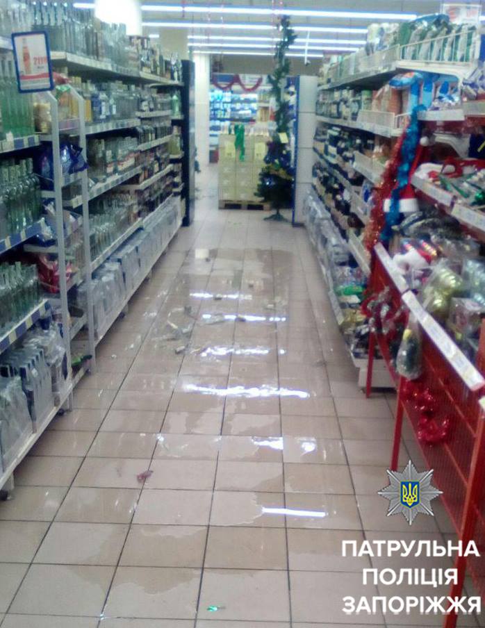 У Запоріжжі 18-річний хлопець влаштував погром у супермаркеті - фото 1 У Запоріжжі 18-річний хлопець влаштував погром у супермаркеті - фото 1