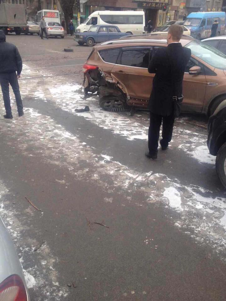 В центрі Дніпра екскаватор-руйнівник зносив автівки на своєму шляху - фото 8