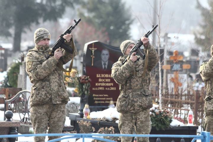 У Мукачеві попрощалися з військовим 128-ї бригади "Малим" - фото 4