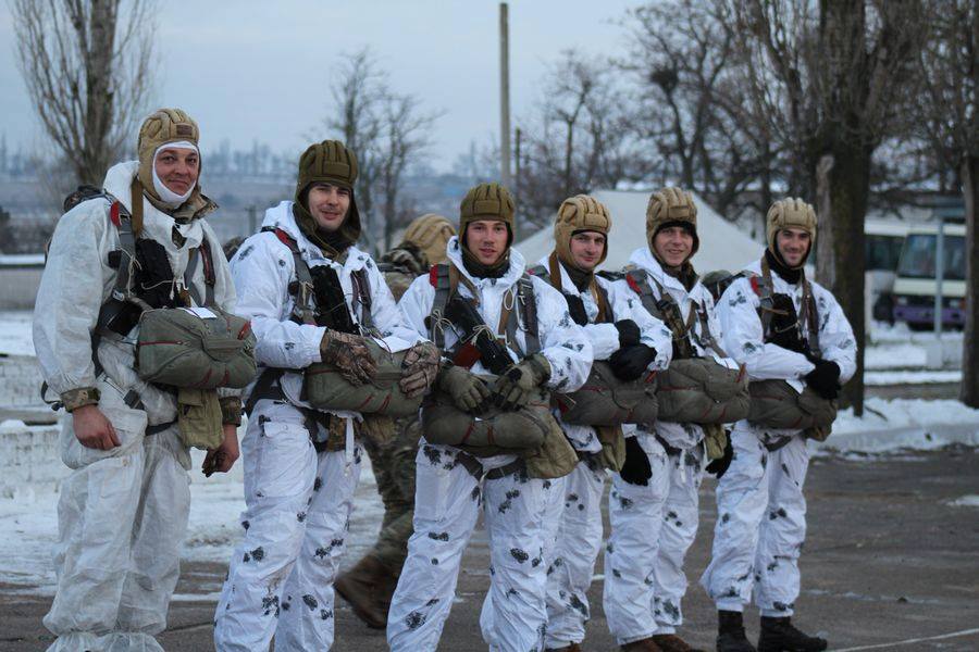 Миколаївські десантники відпрацювали стрибки з парашутом та зброєю