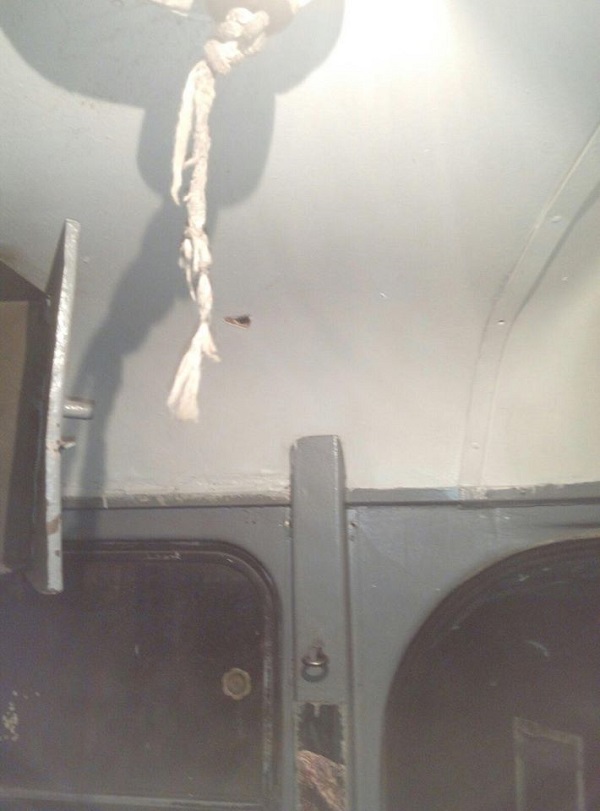 У Дніпрі внаслідок чергового обстрілу трамваю поранено водія - фото 1