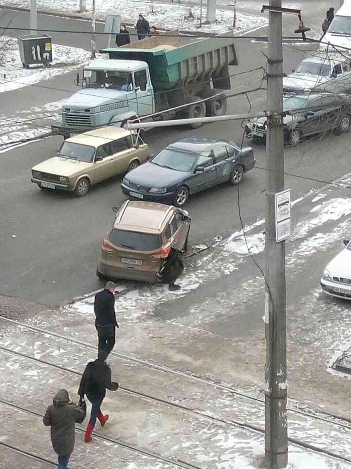 В центрі Дніпра екскаватор-руйнівник зносив автівки на своєму шляху - фото 6