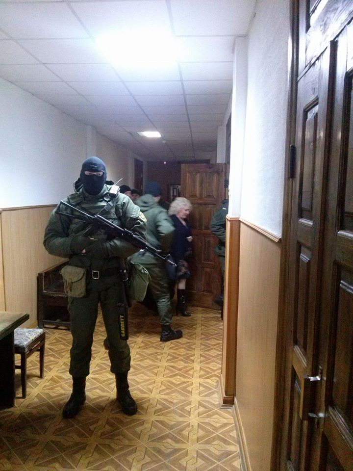 Штепу під автоматами та з собаками доставили в суд у Харкові (ФОТО)  - фото 3