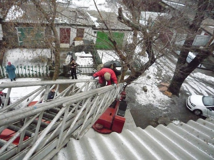 В окупованому Первомайську рятувальники знімали з даху інваліда (ФОТО) - фото 2