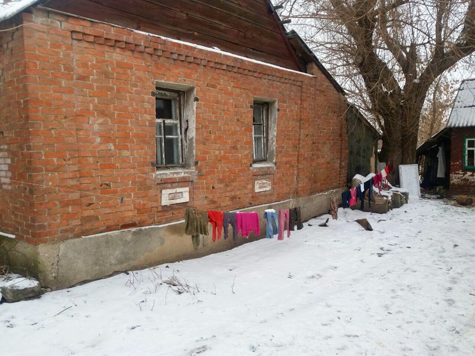 На Донеччині дитина відморозила ноги, бо мати кинула її в холодному домі (ФОТО) - фото 1