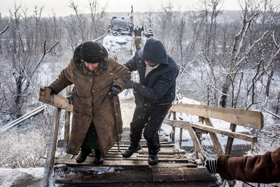 ОБСЄ: По пішохідному мосту в Станиці Луганській завдали нових ударів - фото 2