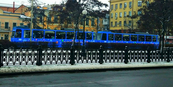 Центром Дніпра курсує святковий трамвай - фото 1