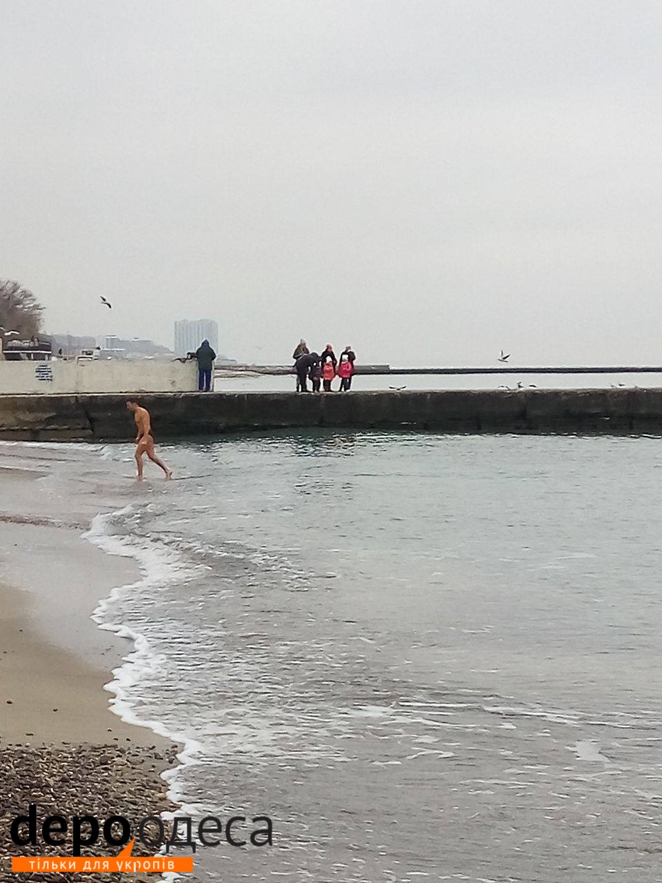 Одеських "моржів" не лякає мороз: містяни купаються у морі (ФОТО) - фото 2