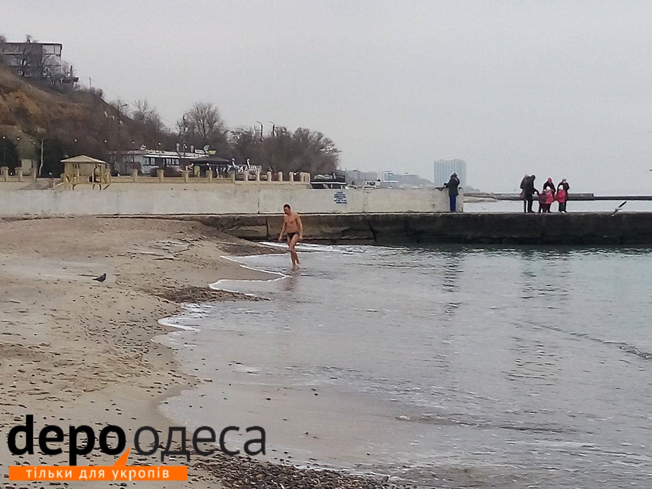 Одеських "моржів" не лякає мороз: містяни купаються у морі (ФОТО) - фото 1