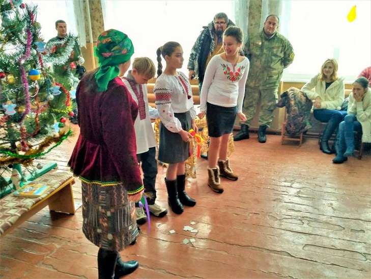 Дніпрянські волонтери вітали з Миколаєм дітей на лінії вогню - фото 1