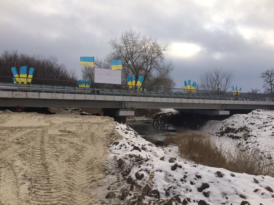 На Донеччині відбудували знищений бойовиками міст: На ремонт чекають ще 47 мостів (ФОТО) - фото 2
