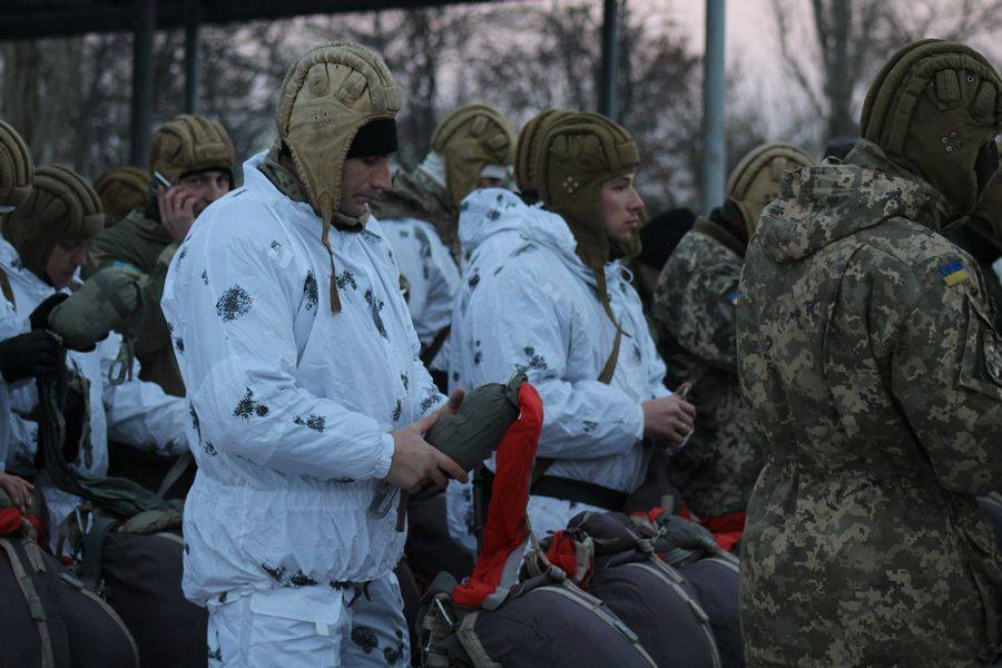 Миколаївські десантники відпрацювали стрибки з парашутом та зброєю