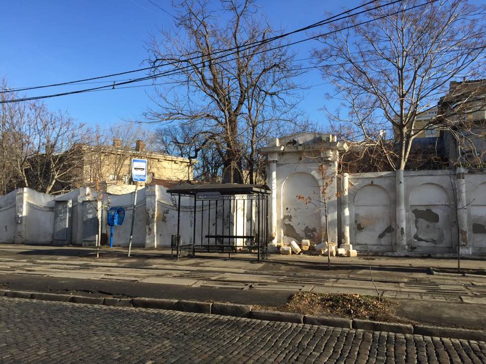ДТП на Французькому бульварі в Одесі: обрушилася колона старовинної будівлі (ФОТО) - фото 3