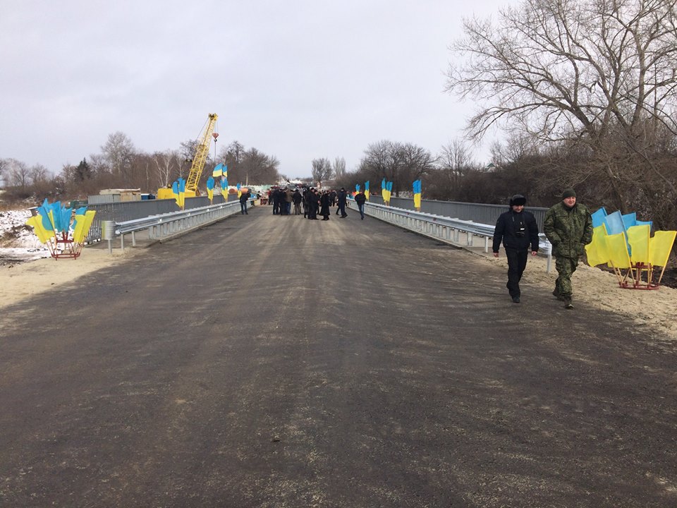 На Донеччині відбудували знищений бойовиками міст: На ремонт чекають ще 47 мостів (ФОТО) - фото 1