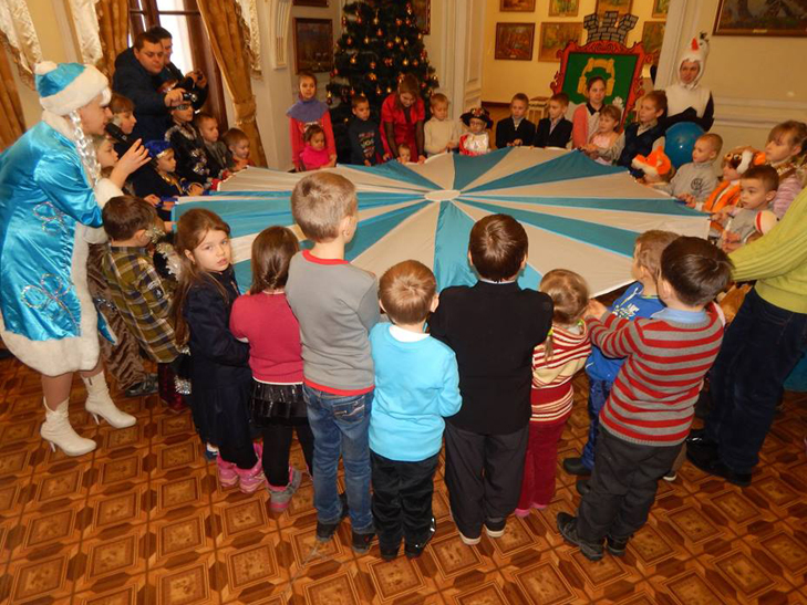 В Тростянці дітей бійців АТО та переселенців розважав сумський Дід Мороз  - фото 3