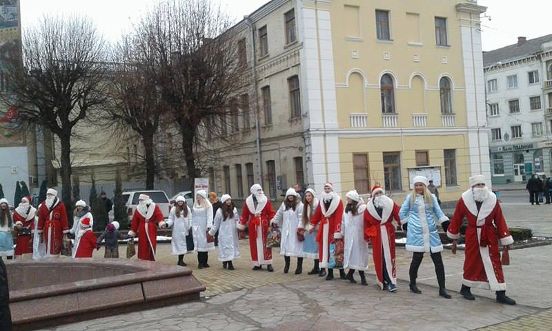 Більше півсотні Дідів Морозів та Снігуроньок заполонили вулиці Вінниці - фото 8