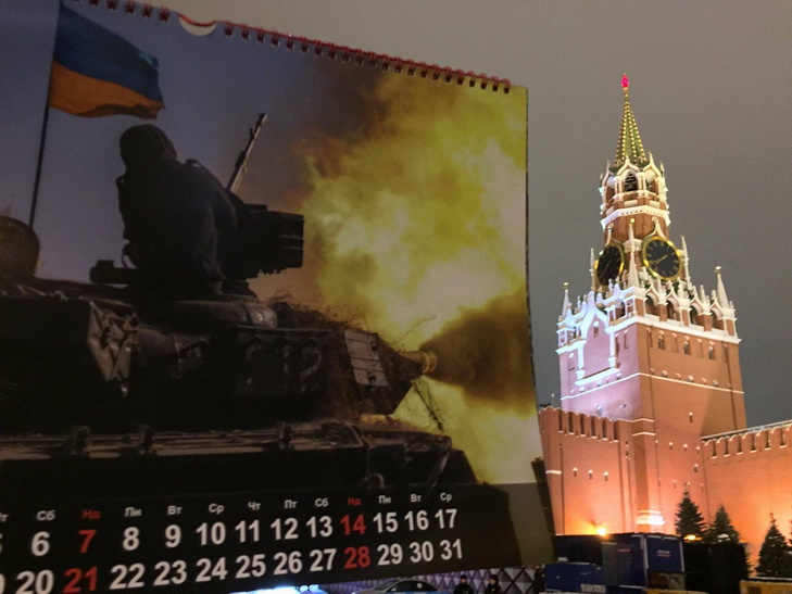 Українські "партизани" влаштували "танковий" флешмоб біля Кремля - фото 1