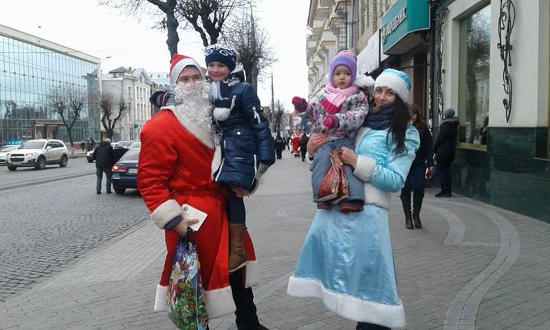 Більше півсотні Дідів Морозів та Снігуроньок заполонили вулиці Вінниці - фото 5