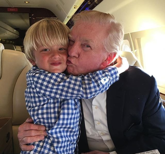Дональд Трамп показав зворушливе фото із онуком  - фото 1