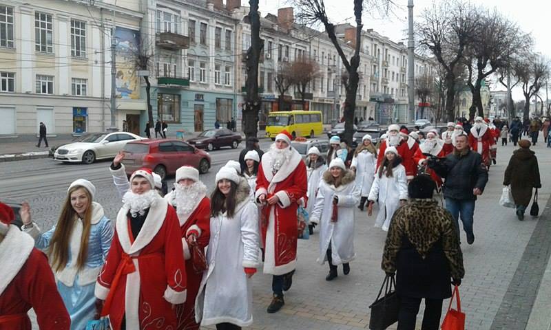 Більше півсотні Дідів Морозів та Снігуроньок заполонили вулиці Вінниці - фото 1