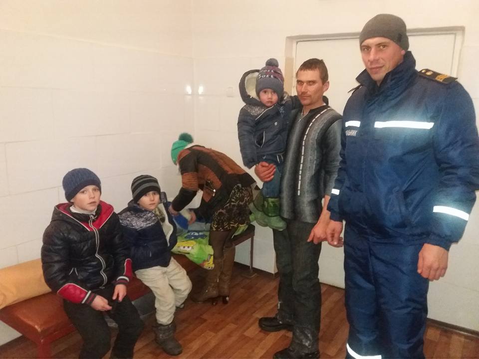 Миколаївські рятувальники витягли зі снігового полону дві сім'ї з малюками