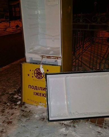 В Києві розгромили холодильник з їжею для бідних  - фото 2