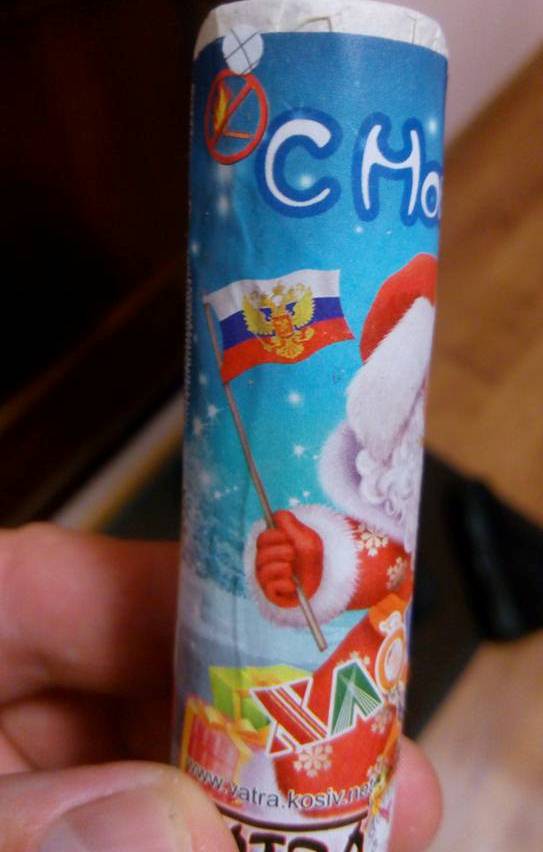 На Прикарпатті виготовляють новорічні хлопавки з російським триколором - фото 1