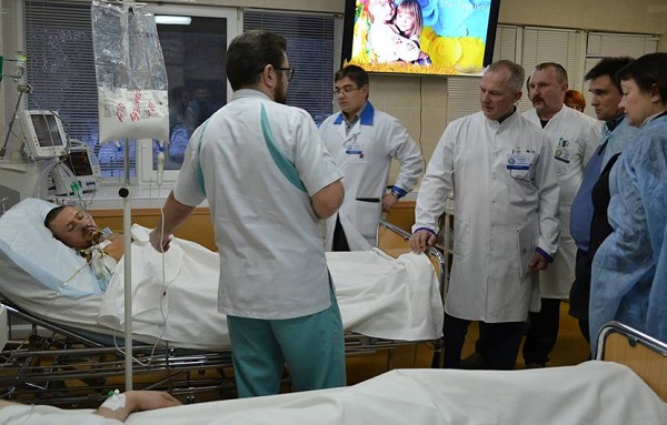 У Дніпрі голові МЗС Клімкіну показали у лікарні Мечникова найтяжчих поранених - фото 1
