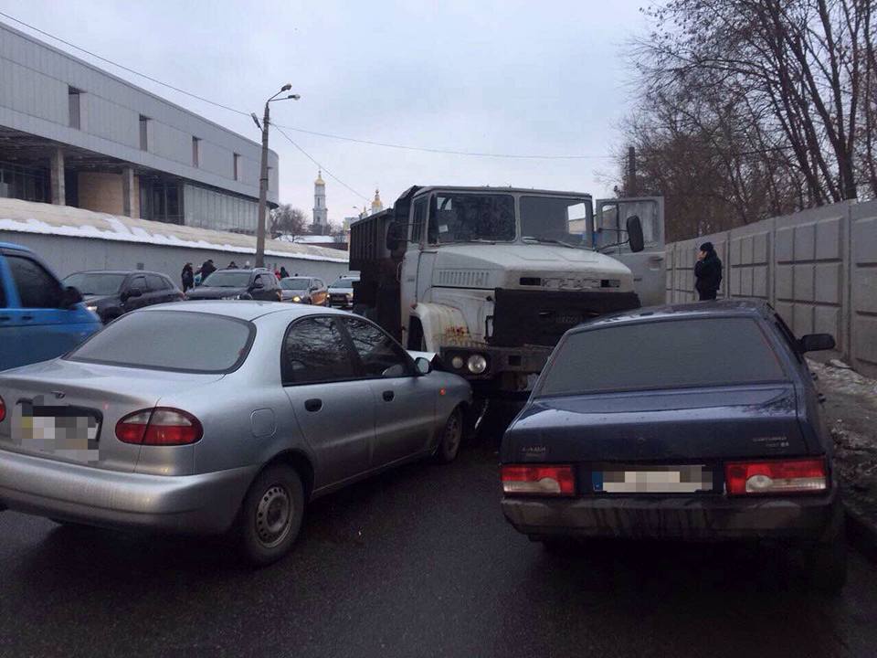 У Харкові три авто не поділили дорогу (ФОТО)  - фото 1